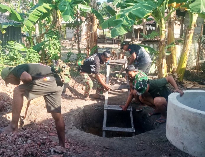 Buis Beton Sumur Galian, Mulai Dipasang Oleh Personel Satgas TMMD ke-129 di Wanam