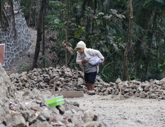 Mbah Sariyem Tak Mau Tinggal Diam Karung Batu Kecil Jadi Bukti Semangat Gotong Royong
