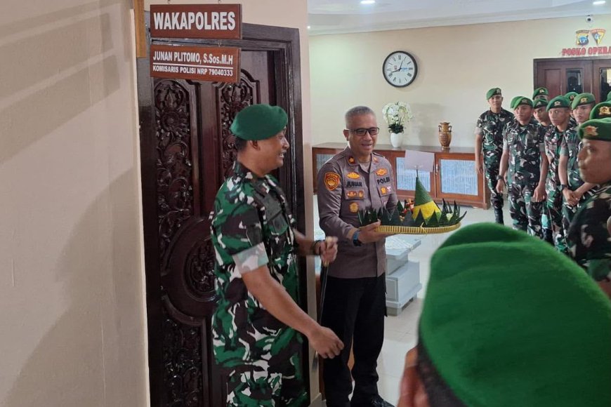 Sinergi Membumi di Bumi Amungsa: Danyonif 820/DAAI Beri Kejutan Manis ke Brimob dan Polres Mimika di HUT Bhayangkara