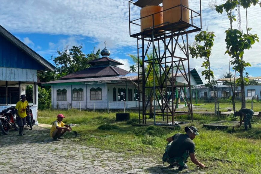 Prajurit Yonif TP 860/NSK Gotong Royong Bersihkan Fasilitas Umum di Waropen, Wujud Nyata Kepedulian TNI untuk Masyarakat