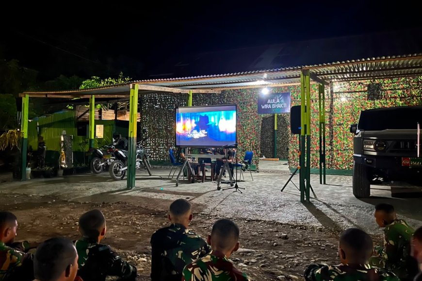 Prajurit Yonif TP 860/NSK Perkuat Soliditas Lewat Nobar Layar Tancap, Bangun Kebersamaan di Tengah Kesibukan Tugas