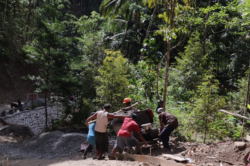 Gotong Royong Angkat Molen Semangat Kebersamaan Percepat Pembangunan Jalan TMMD