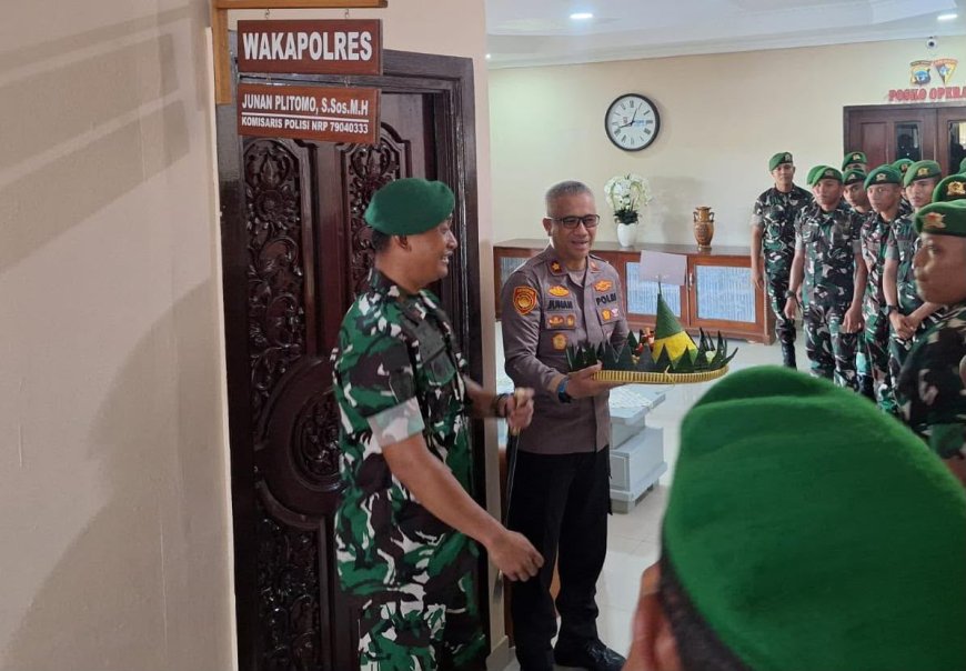 Sinergi Membumi di Bumi Amungsa: Danyonif 820/DAAI Beri Kejutan Manis ke Brimob dan Polres Mimika di HUT Bhayangkara