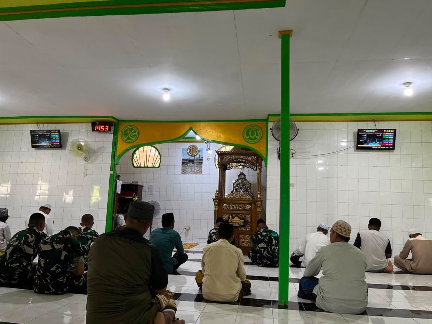 Prajurit Yonif TP 860/NSK Sholat Jumat Bersama Warga Waropen, Program BERSATU Perkuat Kemanunggalan TNI dan Rakyat