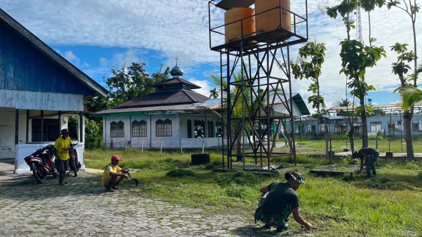 Prajurit Yonif TP 860/NSK Gotong Royong Bersihkan Fasilitas Umum di Waropen, Wujud Nyata Kepedulian TNI untuk Masyarakat