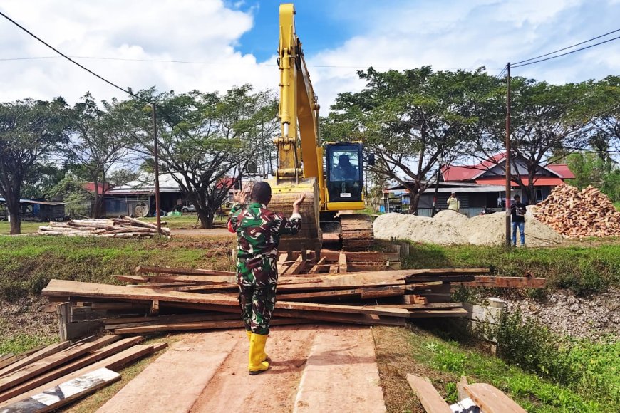 Babinsa Kodim 1707/Merauke Kawal Pembangunan Jembatan Aramco, Wujud Nyata TNI Hadir Membangun Harapan Masyarakat