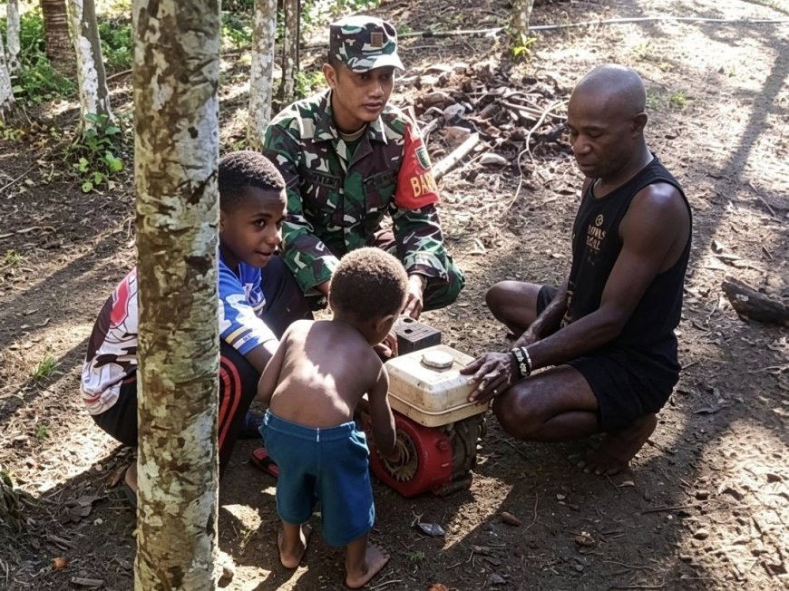 TNI Hadir Untuk Rakyat Babinsa Koramil Kemtuk Gresi Bantu Perbaiki Mesin Parut Sagu Warga