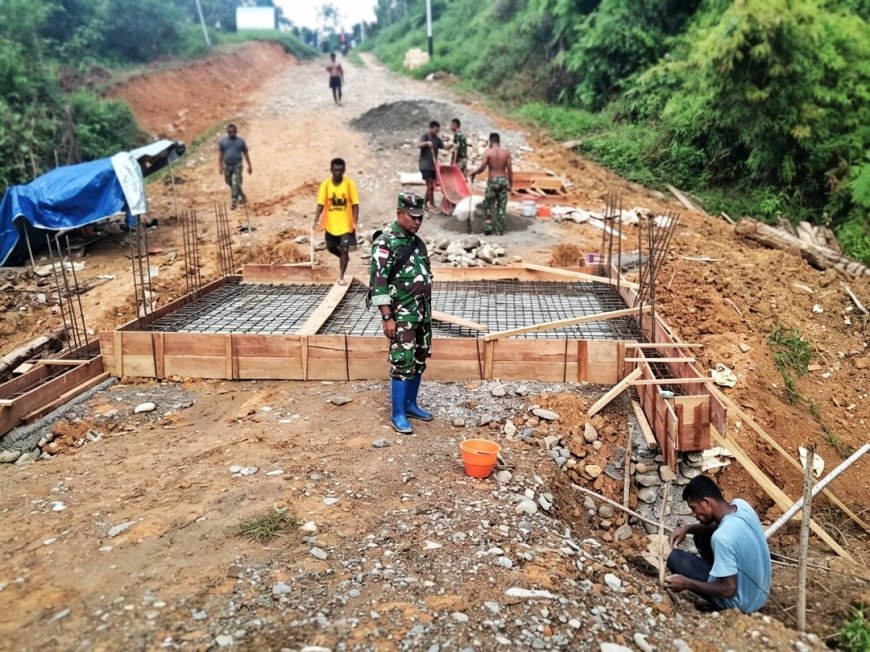 Pastikan Kualitas Danramil Web Kawal Langsung Pembangunan Jembatan Garuda Batu Pica