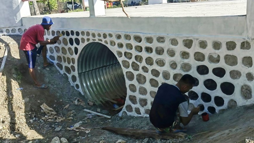 Kompak! Sinergi Babinsa dan Satgas Pengecatan Nuansa Merah Putih Hiasi Tiga Jembatan Garuda di Keerom