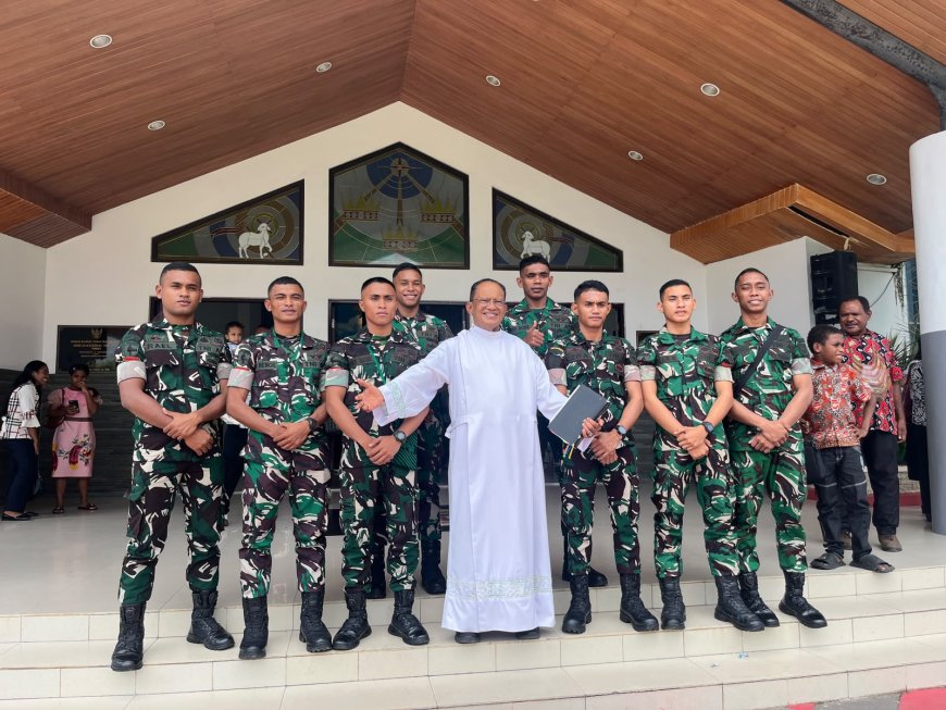 Yonif 820/DAAI Hadiri Ibadah di Katedral Tiga Raja, Simbol Harmoni di Bumi Cenderawasih