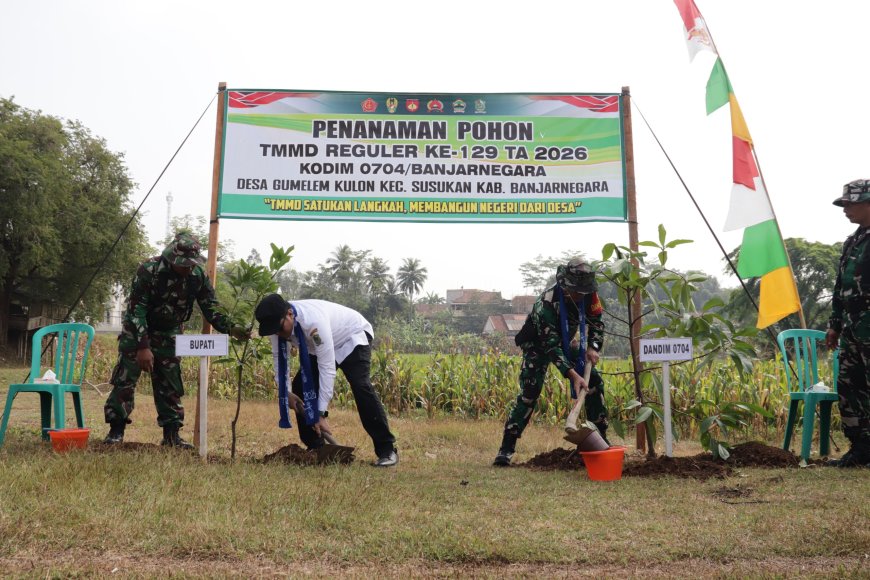 Menanam Harapan untuk Masa Depan Dandim dan Wakil Bupati Hijaukan Gumelem Kulon dalam TMMD Reguler ke-129