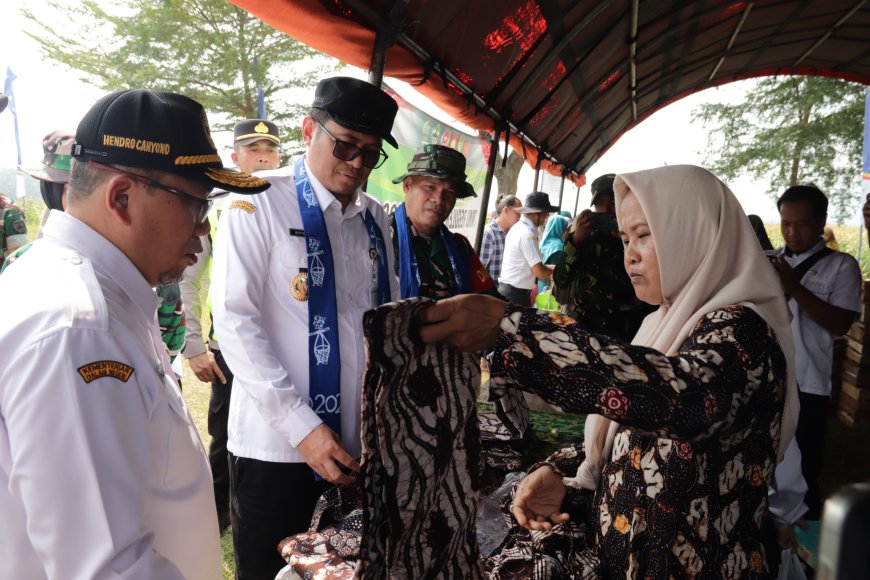 TMMD Bangkitkan Ekonomi Desa Dandim dan Wakil Bupati Tinjau Stan UMKM di Gumelem Kulon