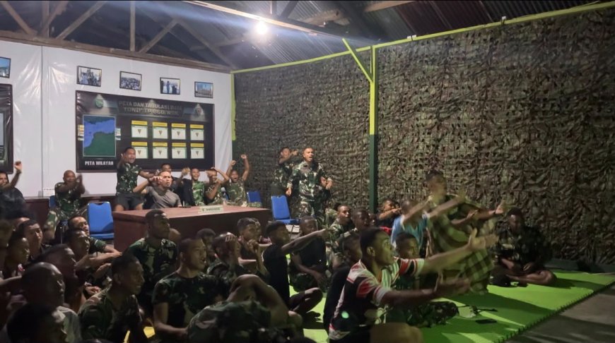 Danyonif TP 860/NSK Pimpin Nobar Semifinal Piala Dunia Bersama Prajurit dan Warga Waropen, Pererat Kebersamaan TNI dengan Rakyat