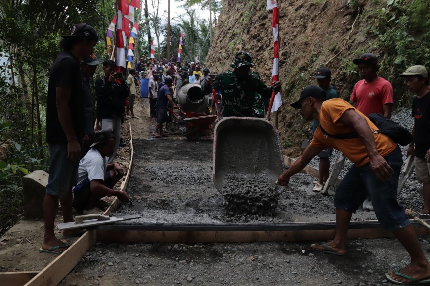 Dorongan Angkong Pratu Figo Semangat Prajurit Membangun Jalan Harapan di Gumelem Kulon