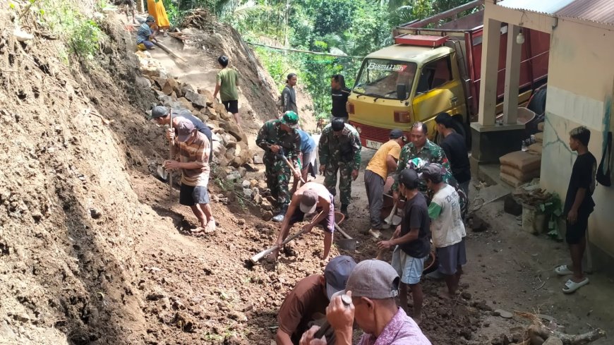 Gotong Royong Bangun Talud Sertu Agus dan Warga Gumelem Kulon Perkuat Lereng Demi Masa Depan Desa