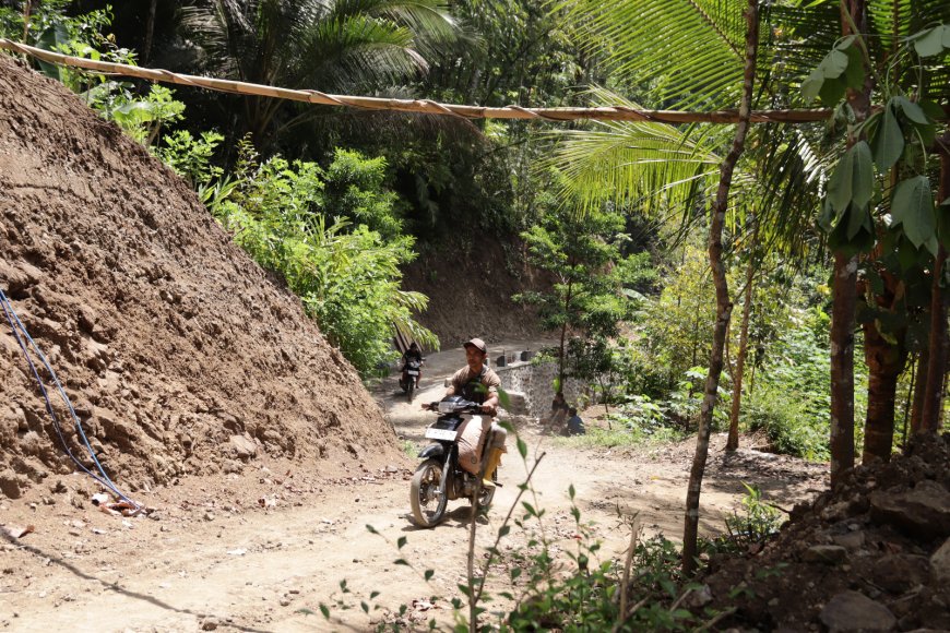Motor Tua Tio Jadi Andalan Angkut Semen Demi Suksesnya TMMD di Gumelem Kulon