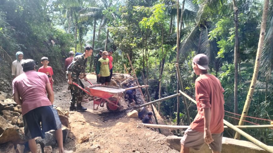 Dorongan Angkong Semangat Pengabdian Satgas TMMD untuk Gumelem Kulon