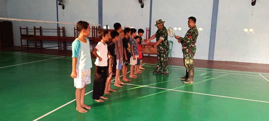 Senyum Anak Desa Warnai TMMD Satgas Bagikan Peralatan Olahraga di Gumelem Kulon