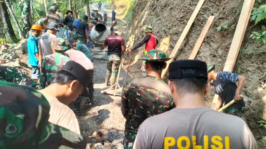 TNI Polri dan Warga Bersatu Rabat Beton TMMD Jadi Simbol Kekuatan Gotong Royong