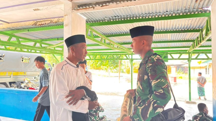 Prajurit Yonif TP 860/NSK Perkuat Kemanunggalan dengan Warga Lewat Program BERSATU di Masjid Al-Mustaqim Waropen