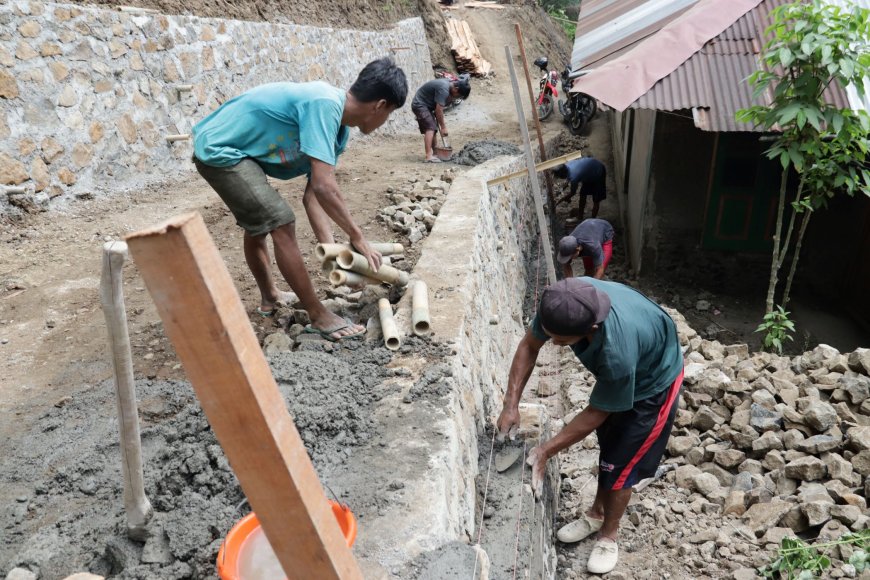 Tangan Terampil Sartono Perkokoh Talud Wujud Gotong Royong TMMD di Gumelem Kulon