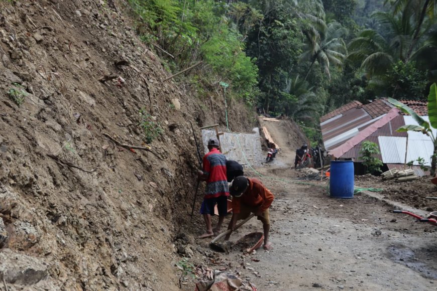 Minto Tak Kenal Lelah Langsir Tanah Demi Talud Kokoh untuk Desa