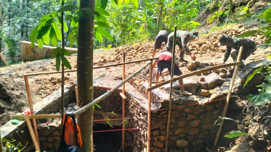 Sertu Mintarko Pimpin Semangat Gotong Royong Pembangunan Gorong-Gorong TMMD Capai 10 Persen