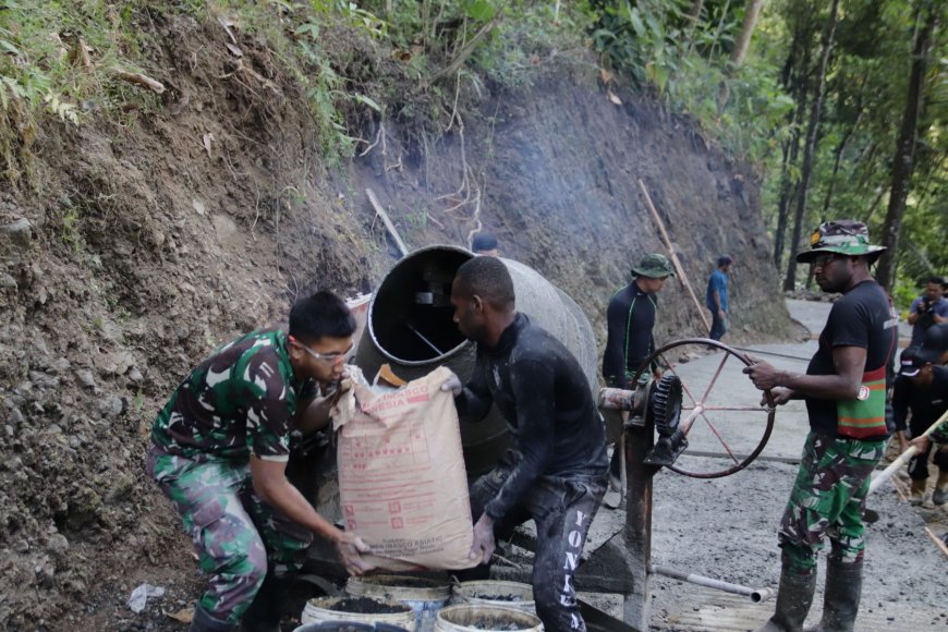Pratu Farhan Sigap Isi Molen Putaran Mesin Mengiringi Semangat TMMD di Gumelem Kulon