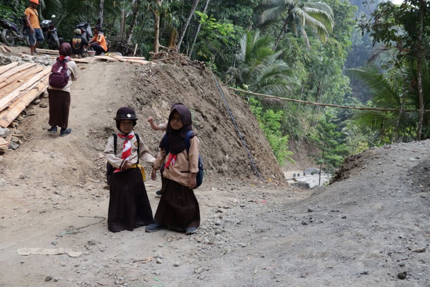 Seragam Pramuka dan Senyum Ceria Kalisa-Arumi Warnai TMMD Reguler ke-129 di Gumelem Kulon