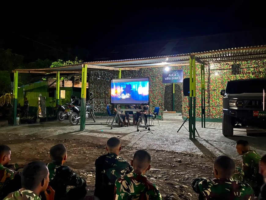 Prajurit Yonif TP 860/NSK Perkuat Soliditas Lewat Nobar Layar Tancap, Bangun Kebersamaan di Tengah Kesibukan Tugas