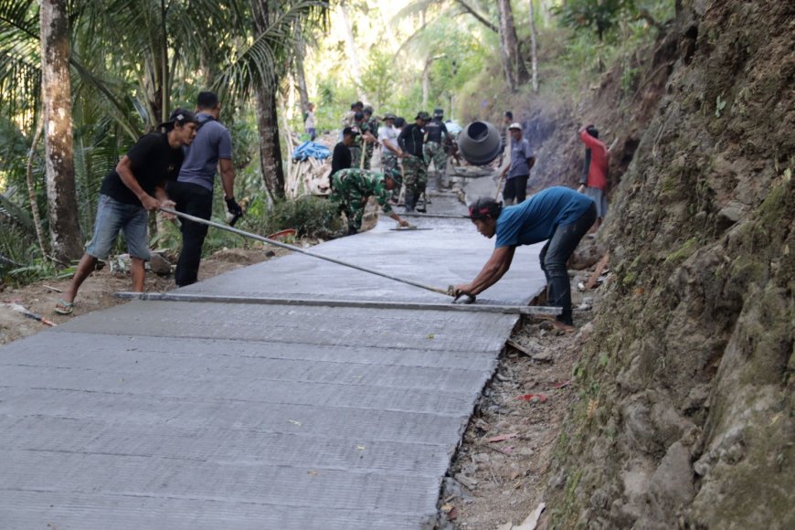 Ketelitian Bowo Jaga Kualitas Rabat Beton TMMD di Gumelem Kulon