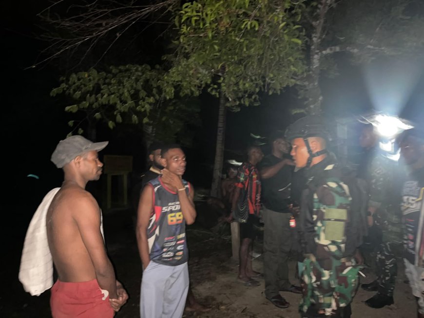 Patroli Malam Yonif TP 860/NSK Jaga Kondusivitas Distrik Warbah, Perkuat Rasa Aman dan Kedekatan dengan Warga