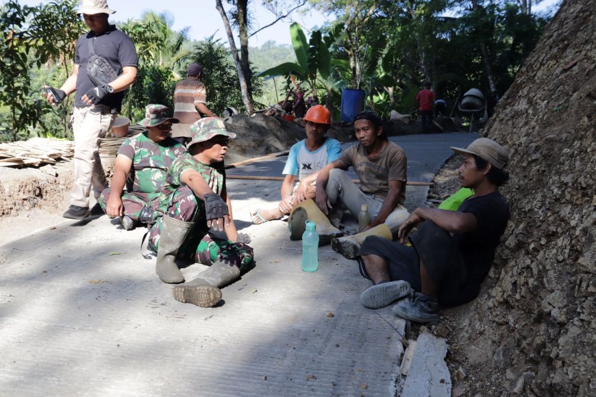 Di Tengah Istirahat Canda Serma Supriyono dan Suryoko Pererat Kemanunggalan TNI-Rakyat di Lokasi TMMD