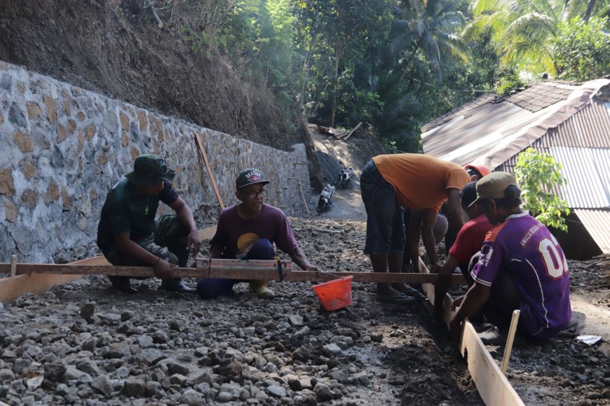 Menentukan Kualitas Serka Munasibun dan Rusmaji Pastikan Rabat Beton TMMD Sesuai Standar