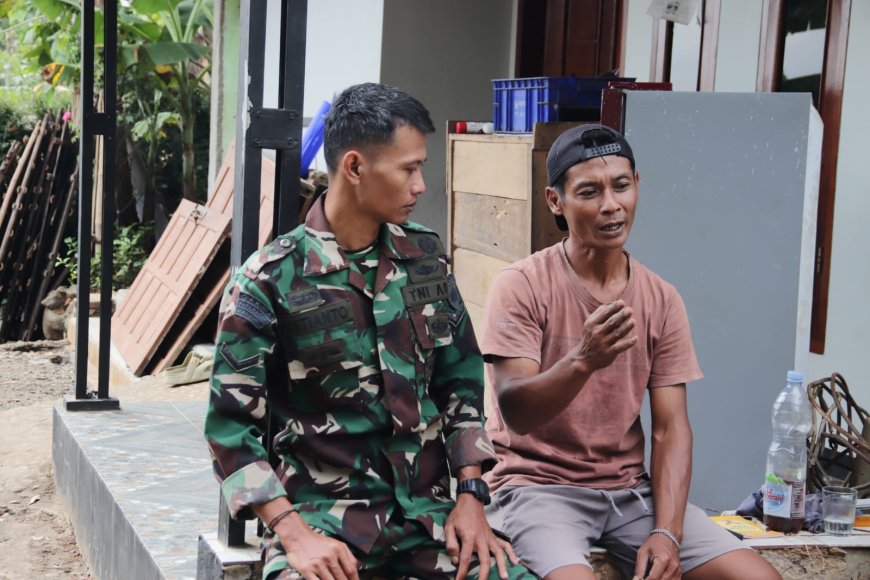 Di Sela Pembangunan RTLH Serda Ristiyanto Pererat Kedekatan dengan Warga Lewat Komsos