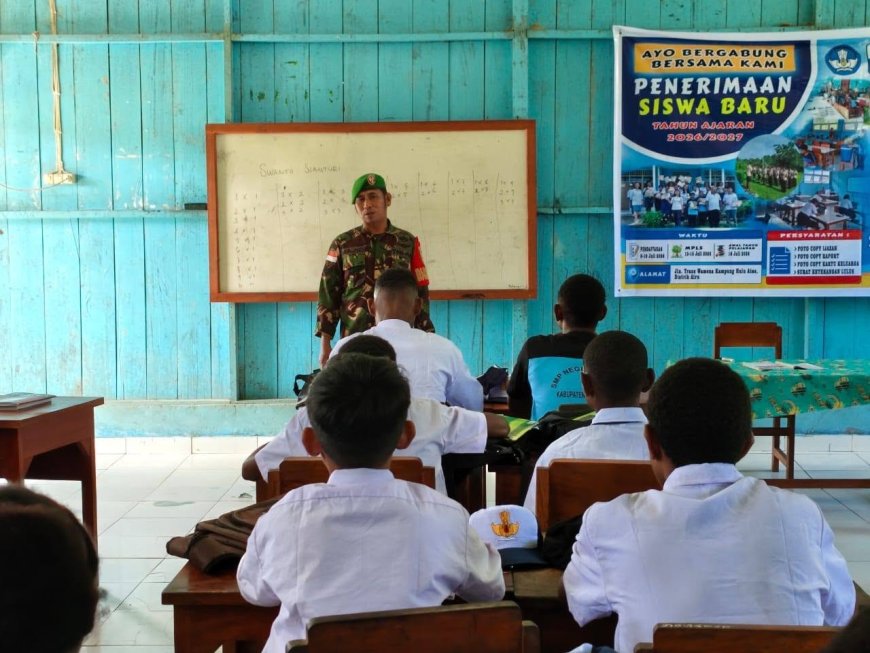 Babinsa Airu Bakar Semangat Disiplin Siswa Baru di Perbatasan Papua