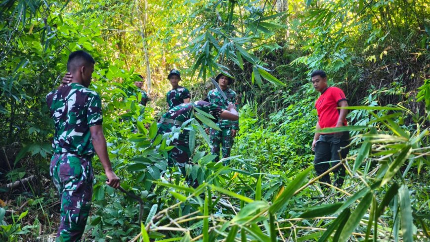 Yonif TP 804/DBAY Gotong Royong Bersama Warga Kimi Siapkan Tiang Bendera Sambut HUT ke-81 Kemerdekaan RI