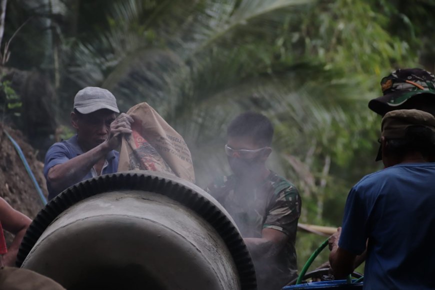 Satu Karung Semen Satu Tekad Bersama Kekompakan Pratu Diki dan Tono Percepat Pembangunan Jalan TMMD