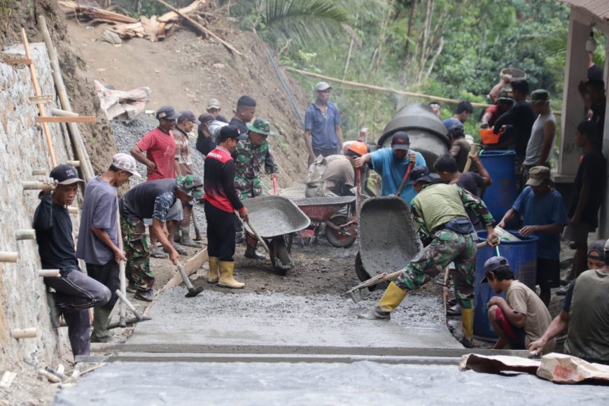 Kebersamaan TNI dan Warga Jadi Kekuatan Utama Percepat Pembangunan Jalan TMMD