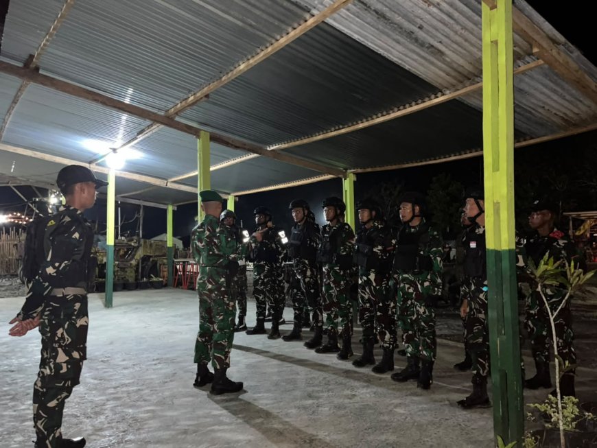 Patroli Malam Yonif TP 860/NSK Ciptakan Rasa Aman di Waropen, Warga Sambut Kehadiran Prajurit TNI
