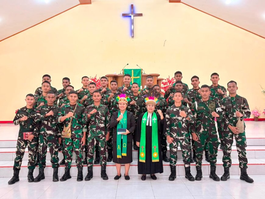 Memperkuat Iman dan Kemanunggalan TNI-Rakyat, Yonif TP 820/DAAI Gelar Ibadah Minggu Bersama di Bumi Cenderawasih