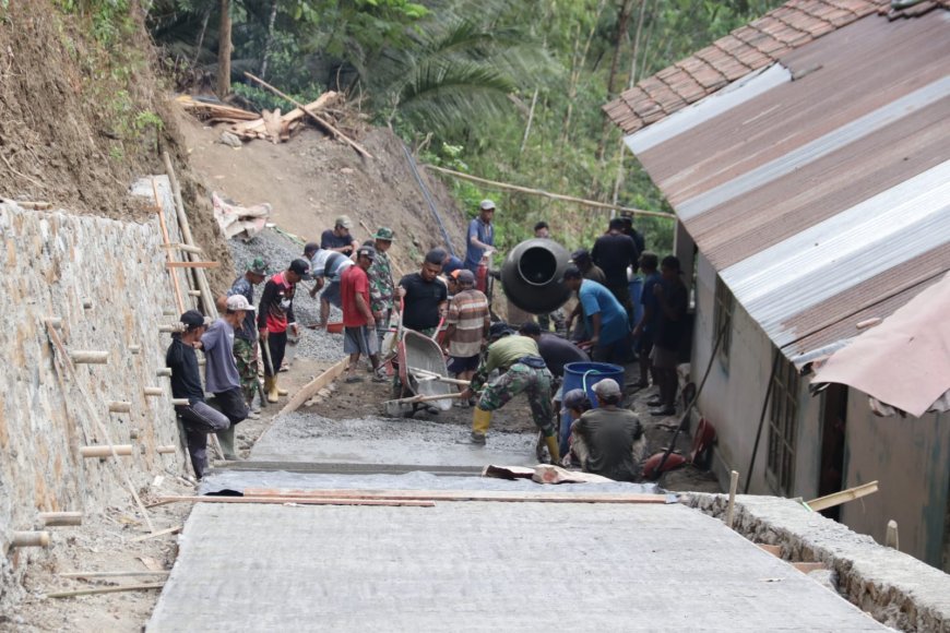 Angkong Satukan Satgas TMMD dan Warga