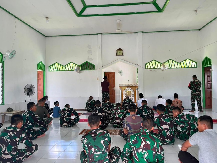Prada Nasrullah Jadi Imam Salat Jumat, Prajurit Yonif TP 860/NSK Perkuat Kemanunggalan TNI-Rakyat Lewat Program BERSATU