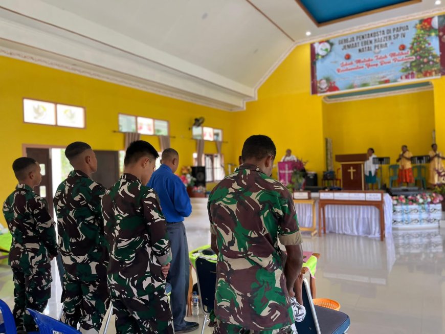 Personel Yonif TP 860/NSK Ikuti Ibadah Minggu di Gereja Eben Haezer Waropen, Wujud Pembinaan Mental dan Rohani Prajurit