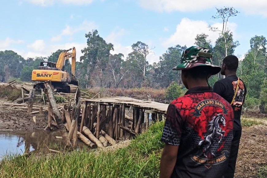 Jembatan Vital Penghubung Kampung Wanam Diperbaiki Personel Satgas TMMD ke-129