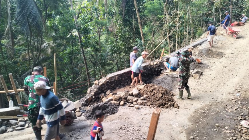 Semangat Gotong Royong Pacu Pembangunan Talud TMMD Capai 50 Persen