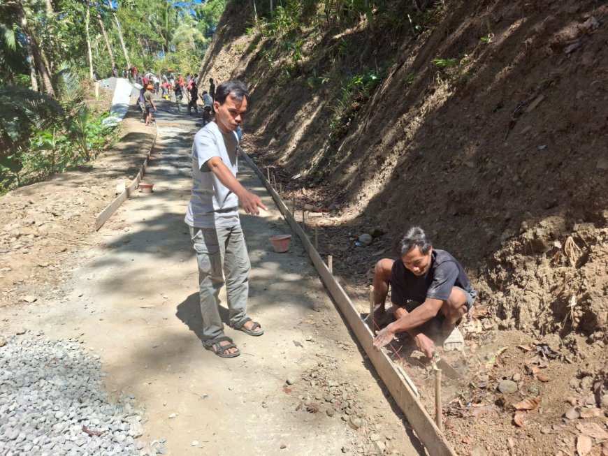 Sekdes Katim Kawal Pengecoran Jalan, Pastikan Pekerjaan TMMD Berjalan Maksimal
