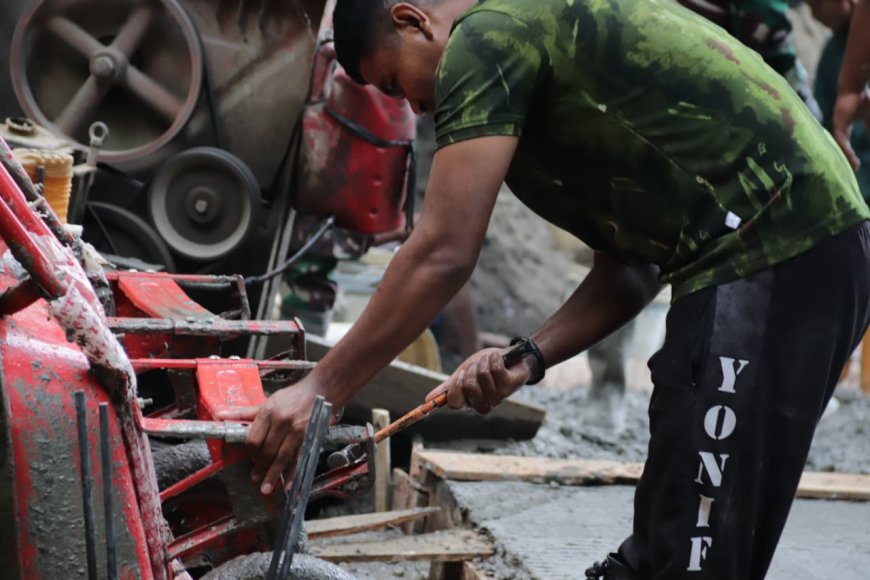 Pratu Faisal Jadi Bengkel Dadakan Di TMMD Reguler ke-129