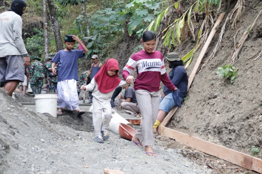 Ibu Ati dan Buah Hati Saksikan Pembangunan Jalan TMMD