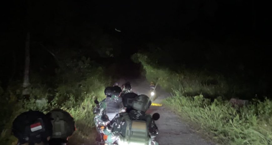 Patroli Malam Yonif TP 860/NSK Perkuat Keamanan Kampung Rorisi, Warga Diajak Jaga Kondusivitas Bersama